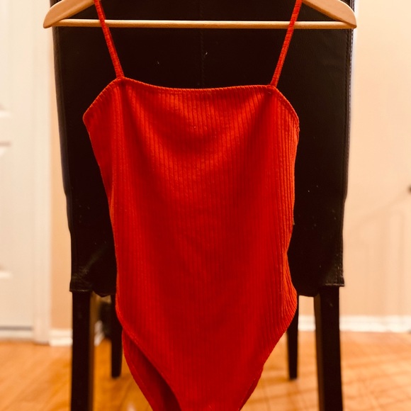 Topshop women's red Bodysuit
Size US 8 - Picture 2 of 16